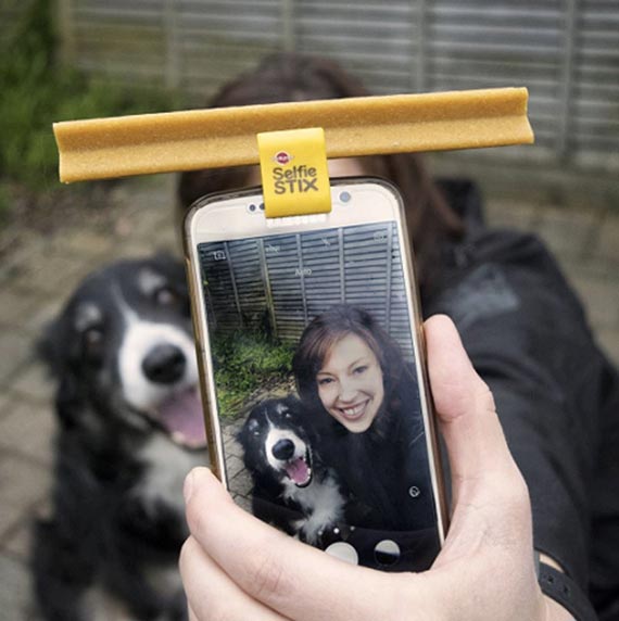 Bo psi umiech jest selfie warty! Z zestawem fotograficznym PEDIGREE® SelfieSTIX, selfie z Twoim psem zawsze si uda!