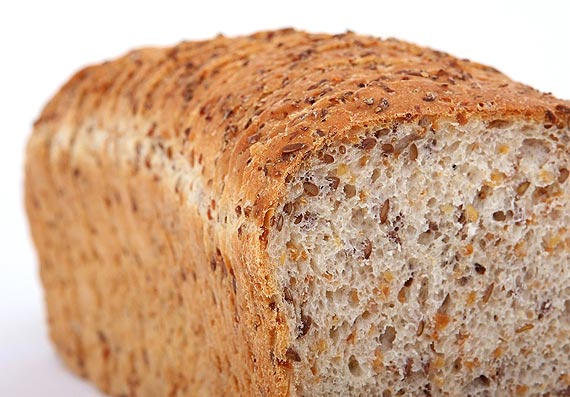Przepis na bezglutenowy aromatyczny chleb trzy ziarna – pyszny, chrupicy chleb prosto z twojego piekarnika