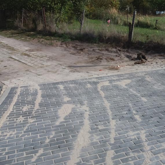 Mieszkaniec Karsiboru: Ulica Wierzbowa podczas upaw pokryta jest pyem, po deszczu zmienia si w jezioro