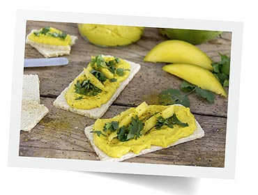 Chrupice przekski z aromatyczn past mango – curry i kolendr. Bezglutenowa przekska dla smakoszy zdrowej kuchni