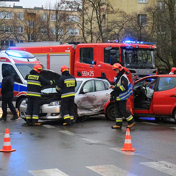 Na skrzyowaniu ulic Konstytucji 3 Maja i Matejki zderzyy si dwa samochody
