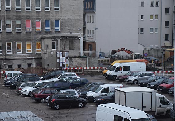Ekipy budowlacw wjechay na plac za przychodni. Czyby rozpoczynaa si budowa wielopoziomowego parkingu?