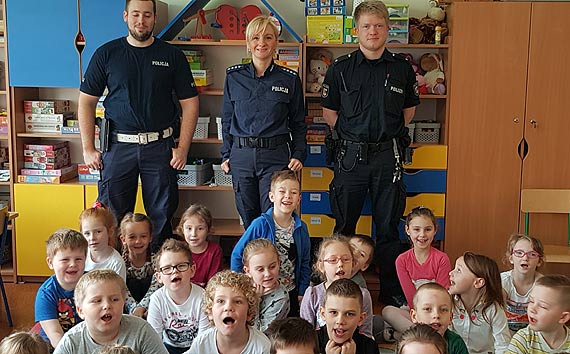 Polscy i niemieccy policjanci z wizyt u winoujskich przedszkolakw