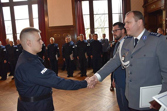 Sowa policyjnej roty wypowiedziao 37 nowych policjantw