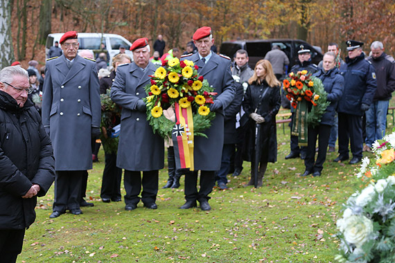 Pamici ofiar wojny. Polacy i Niemcy zoyli kwiaty pod pomnikiem na cmentarzu Golm