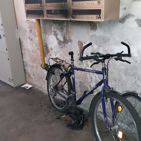 Kto podpali rower na klatce schodowej? 