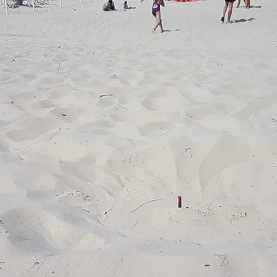 Turystka na play zrania si w nog nadepnwszy na wystajcy z piasku prt