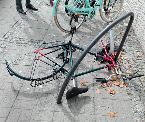 Zdekompletowany rower od miesicy blokuje stojak