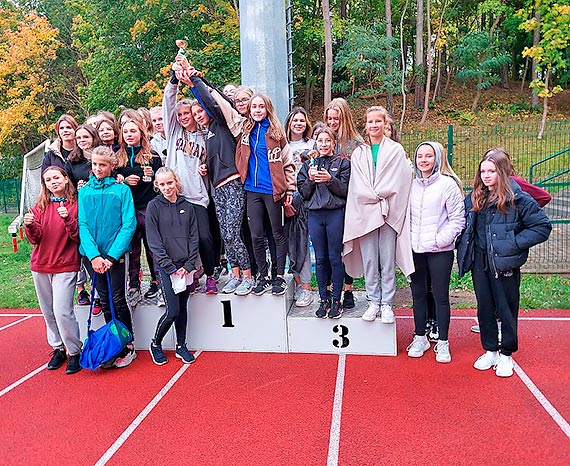 Sztafetowe biegi przeajowe z udziaem szkolnych sportowcw