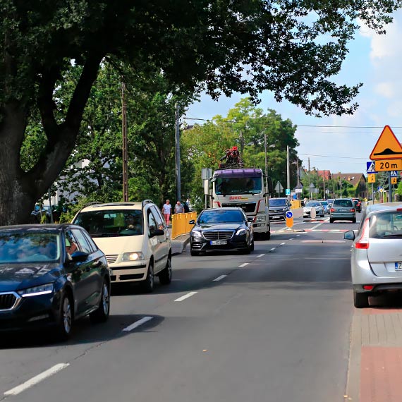 Koszmar kierowcw na ulicy Szkolnej. Przez zamknit ulic Grunwaldzk tworz si mega korki, a wystarczy tak niewiele