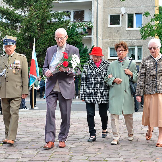 83. rocznica agresji Zwizku Radzieckiego na Polsk. Pod pomnikiem Zesacw Sybiru zoono wizanki kwiatw