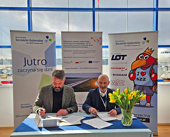 Podpisanie umowy świetlnych pomocy nawigacyjnych CAT II na lotnisku Szczecin - Goleniów