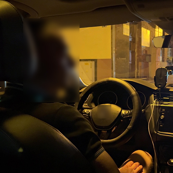 Dramatyczne chwile na ulicy Matejki: Takswkarz ofiar brutalnego ataku. Zobacz film!